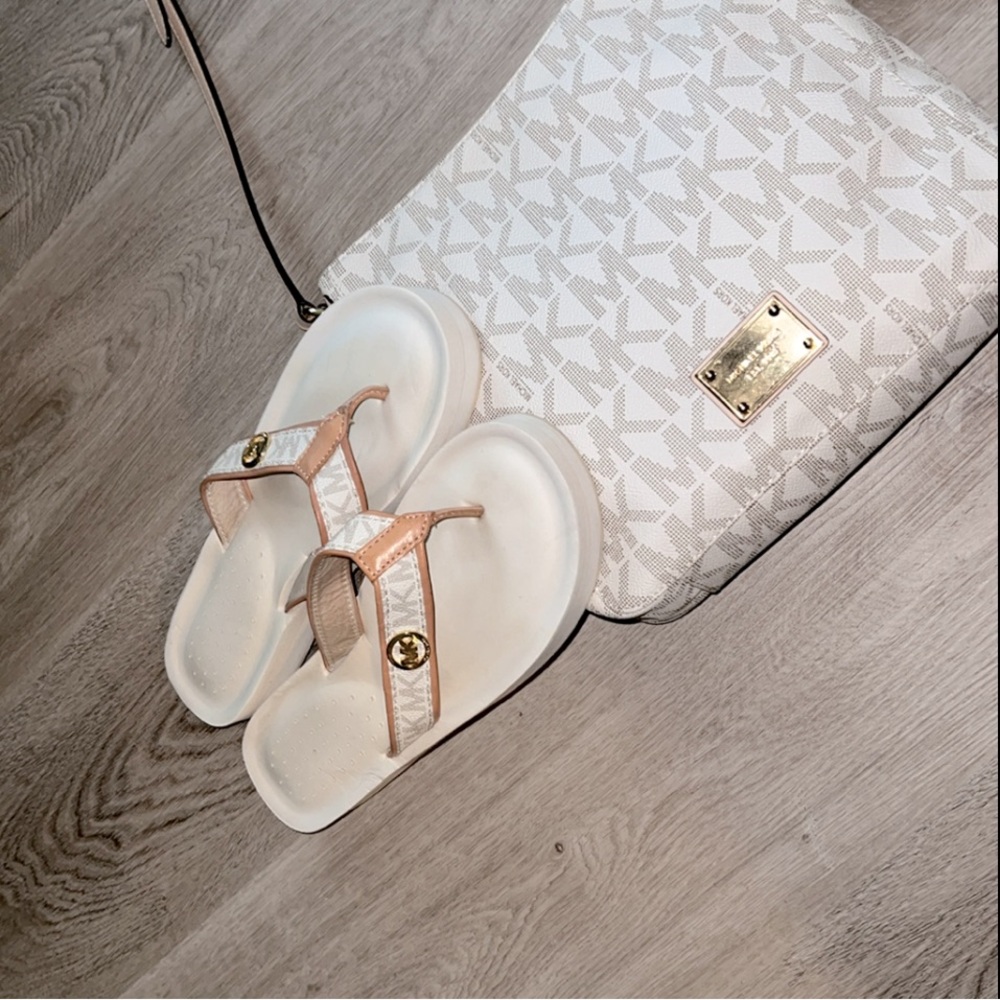 Michael Kors Jet Set Messenger Crossbody Bag in Cream - Picture 14 of 16